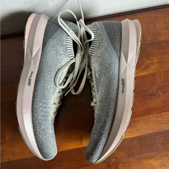 Brooks Gray Pink Levitate 2 Athletic Running Shoe Womens 7.5 Workout Activewear - Picture 4 of 8